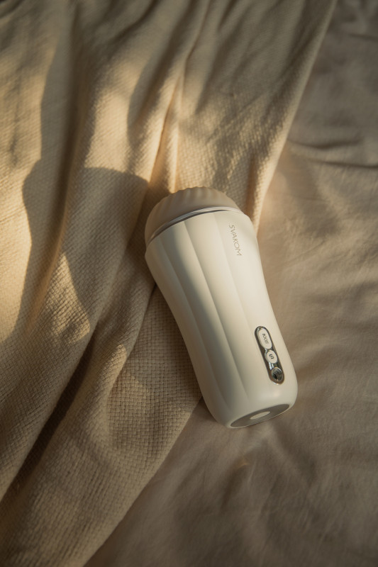 Svakom - Robin Vibrating Masturbator White 19