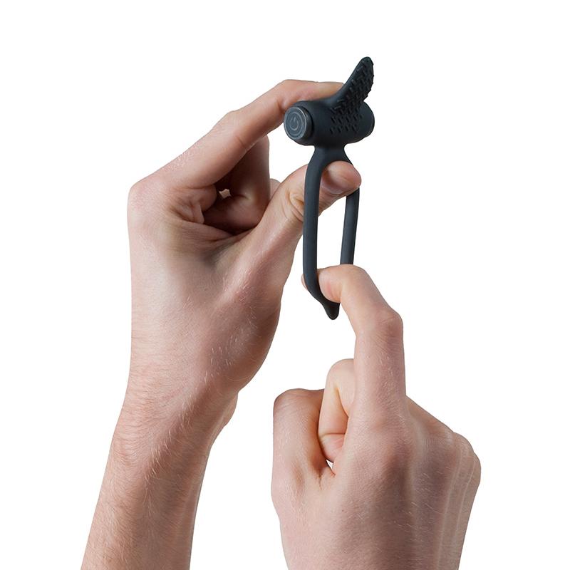 B Swish - Bcharmed Basic Penis Ring Black -  Vibračný Krúžok